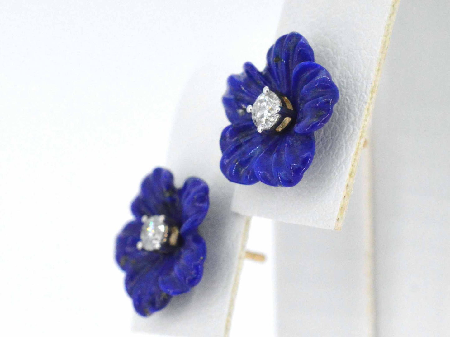 Gold earrings 0.18 carat with blue precious flower and large diamonds