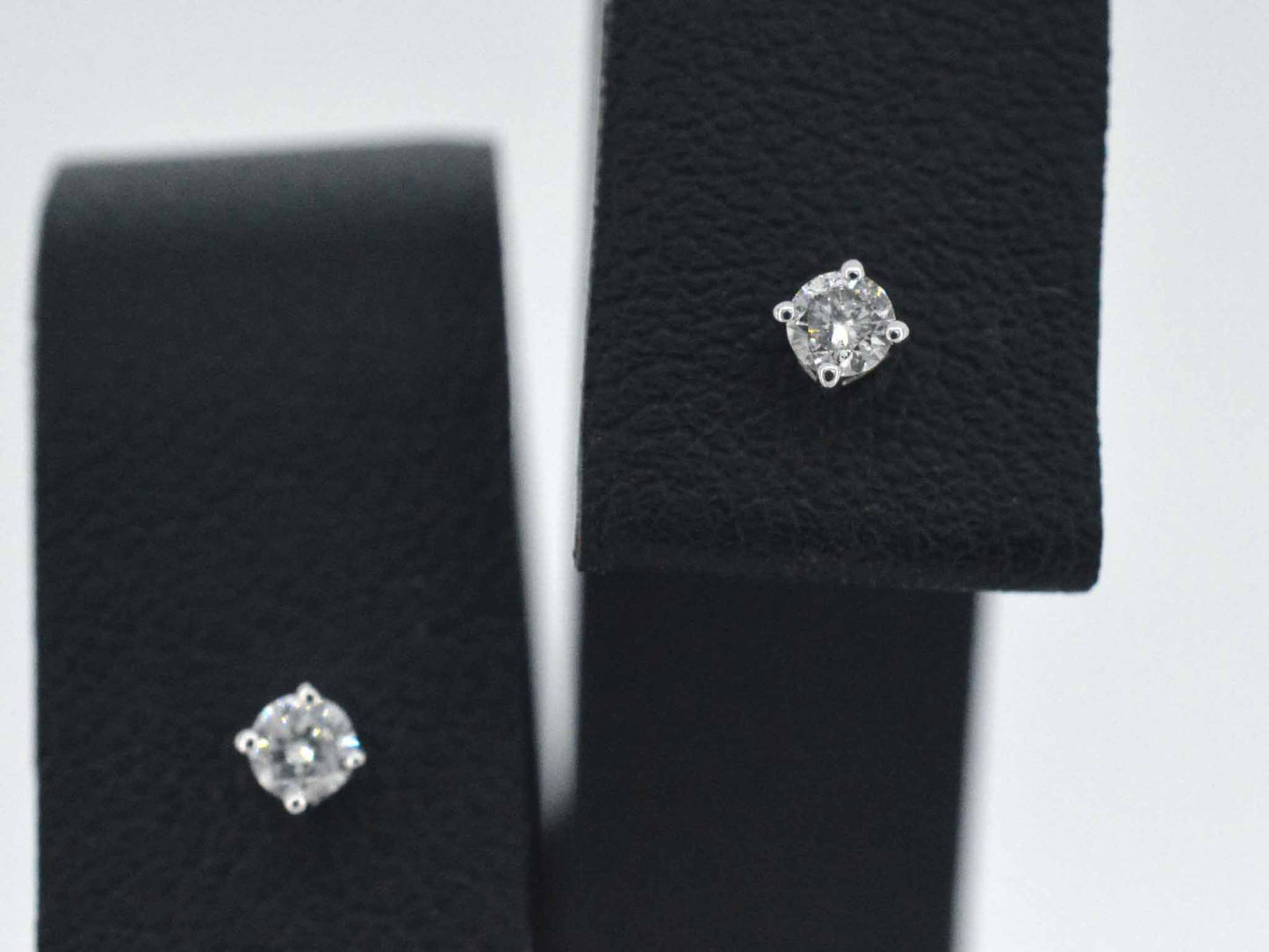 Gold earrings 0.18 carat with blue precious flower and large diamonds