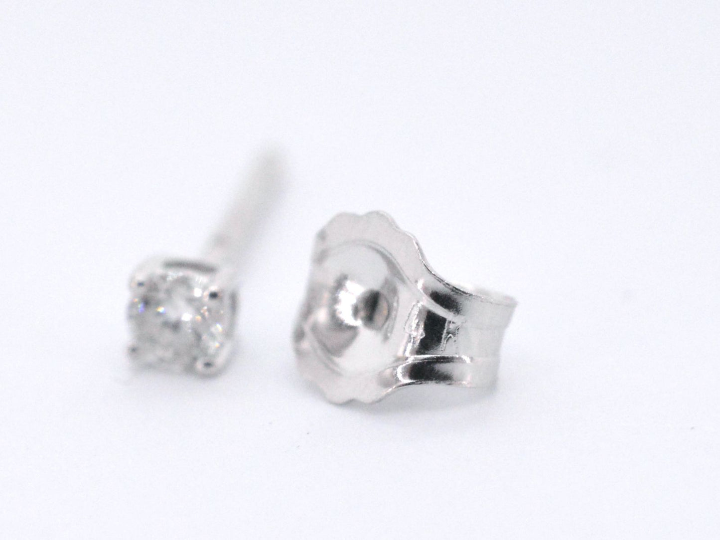 Witgouden oorbellen met diamant