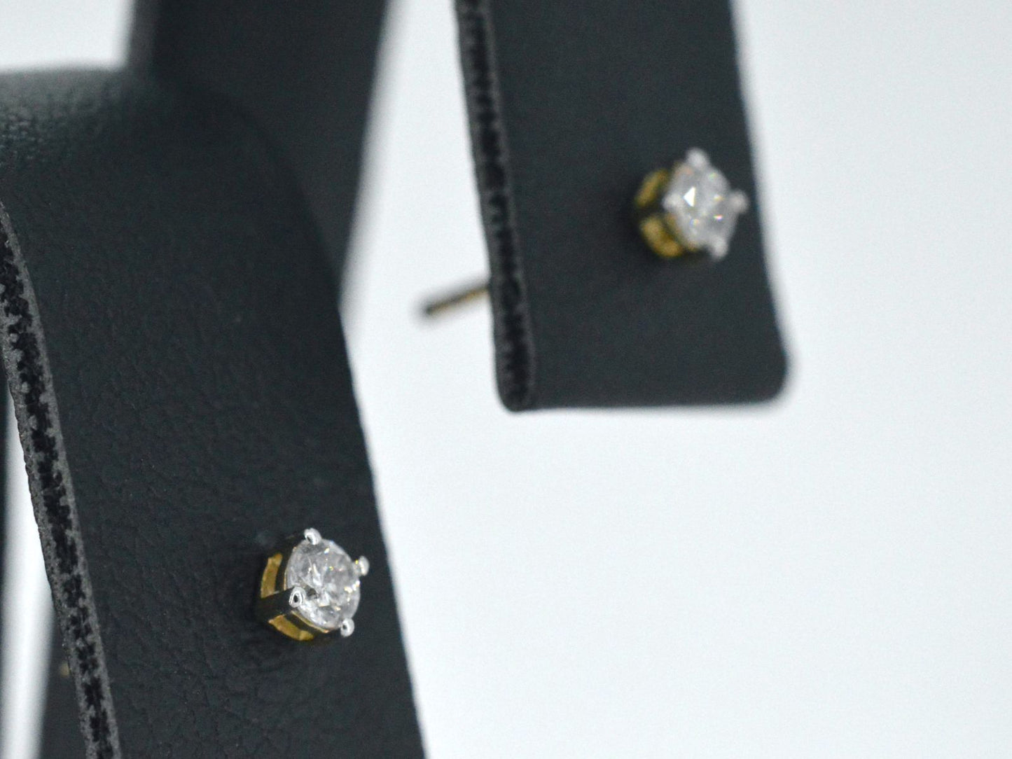Gold earrings with diamond