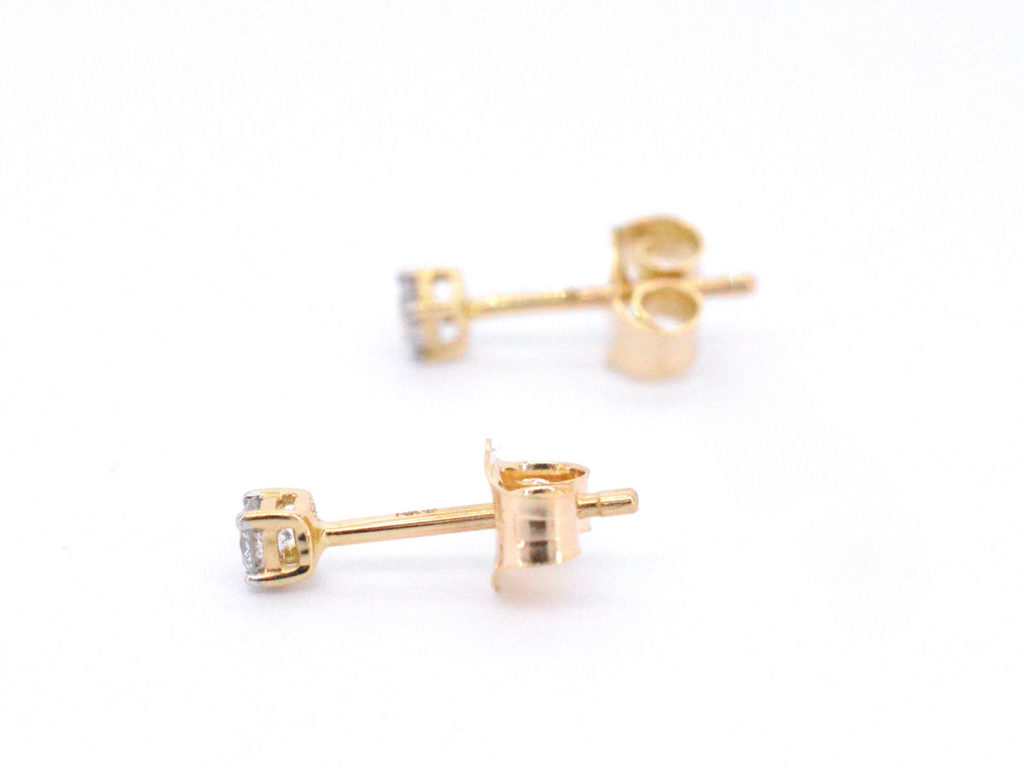 Gold earrings with diamond