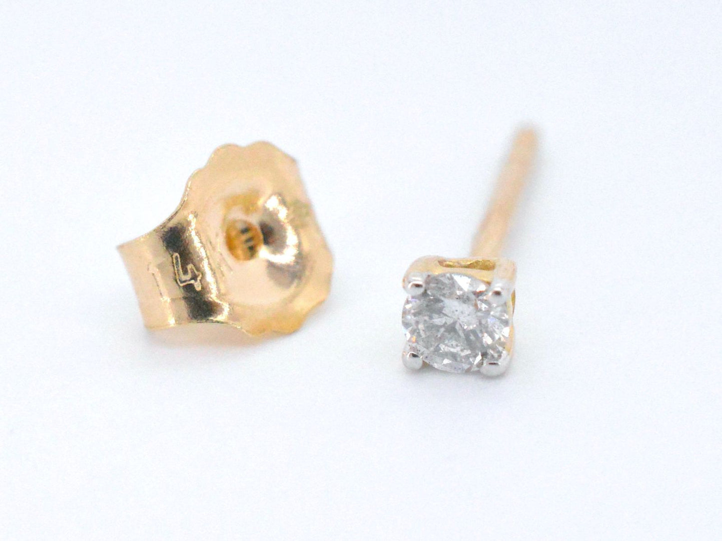 Gold earrings with diamond
