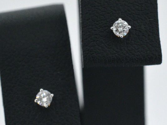 Gold earrings with diamond