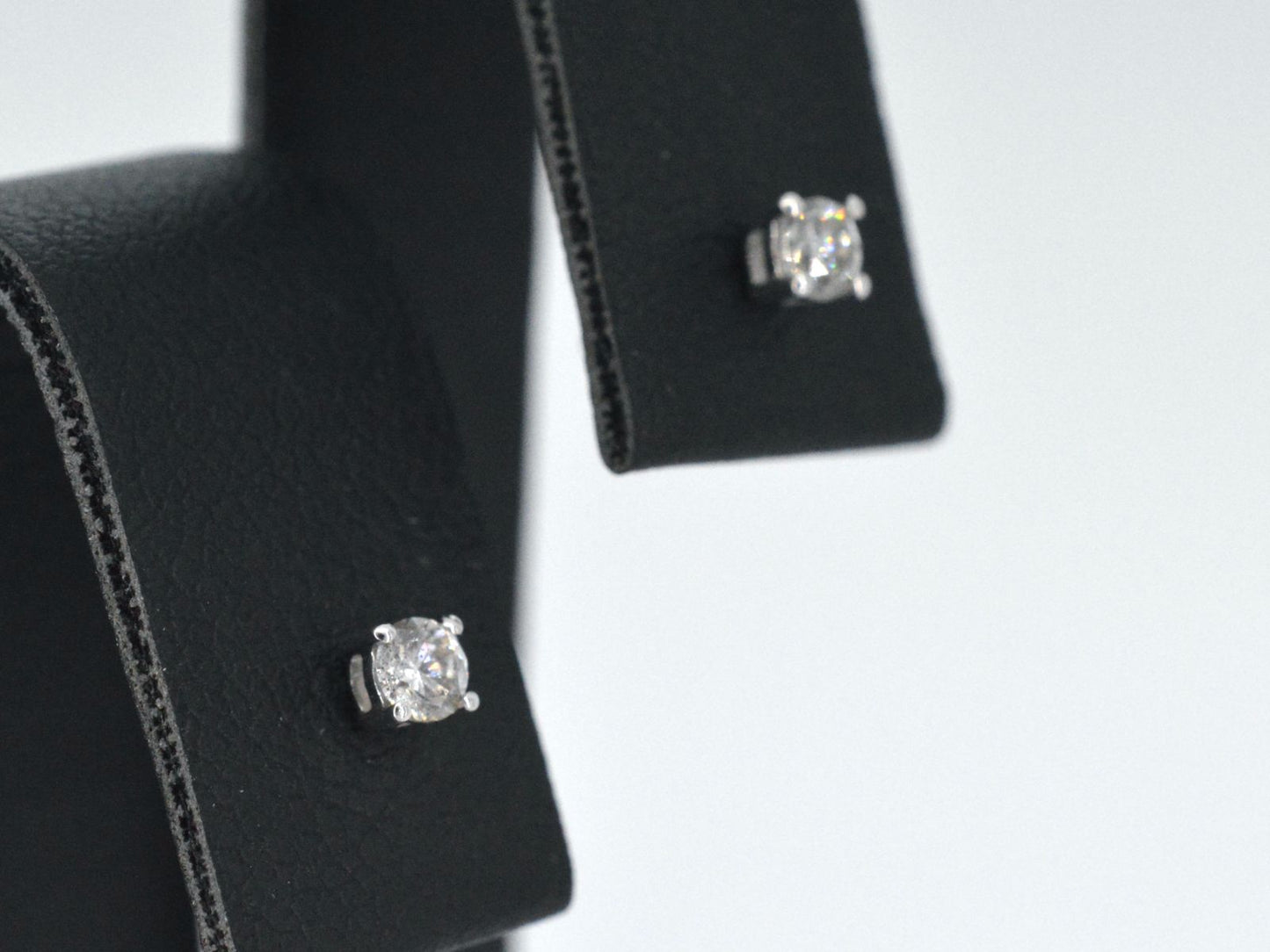 Witgouden oorbellen met diamant