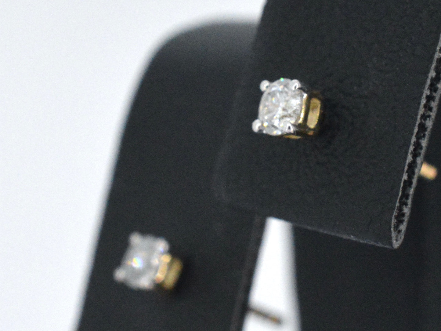 Gouden oorbellen met diamant