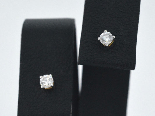 Gold earrings with diamond