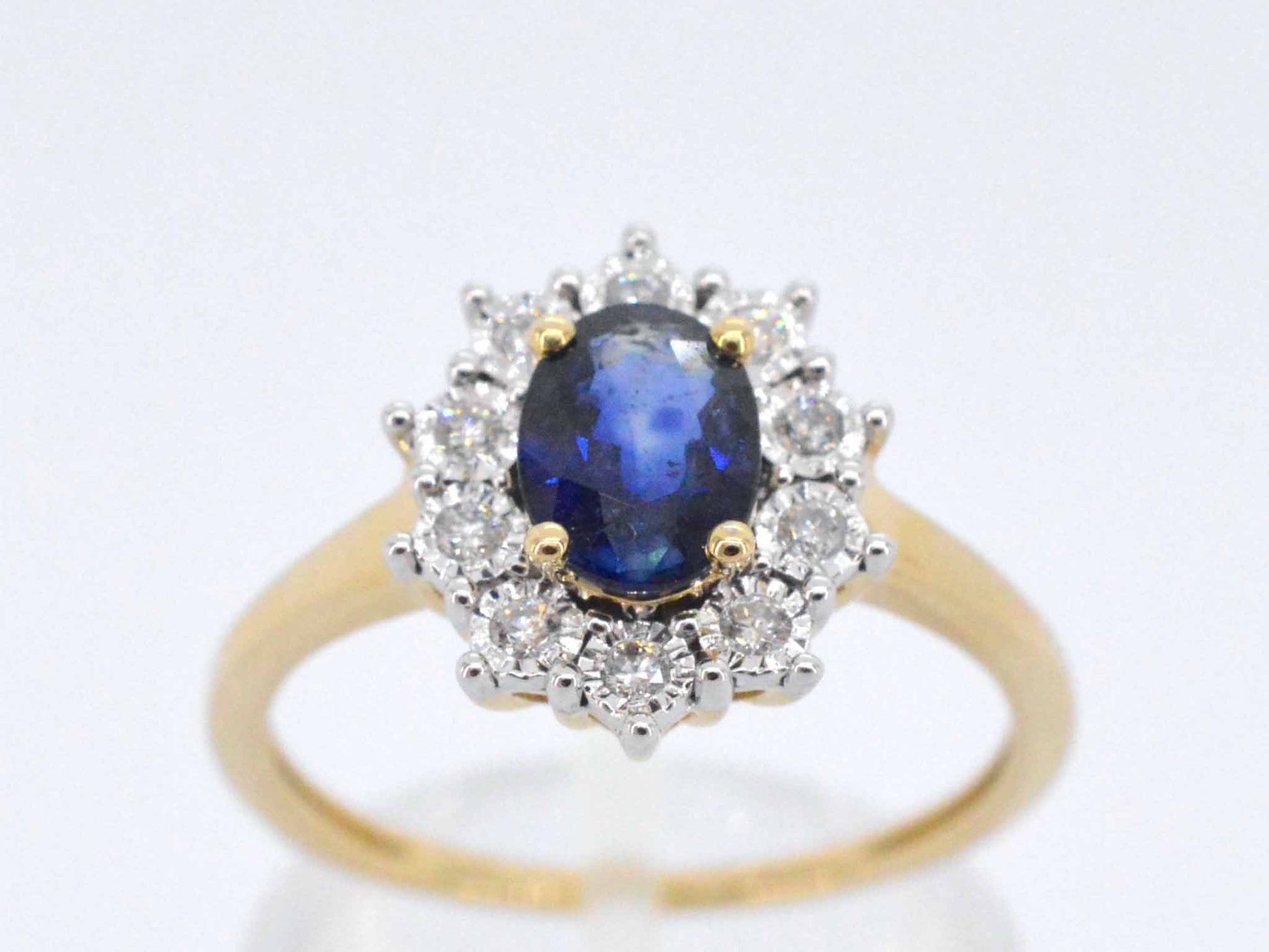 Gouden entourage ring met saffier en briljanten