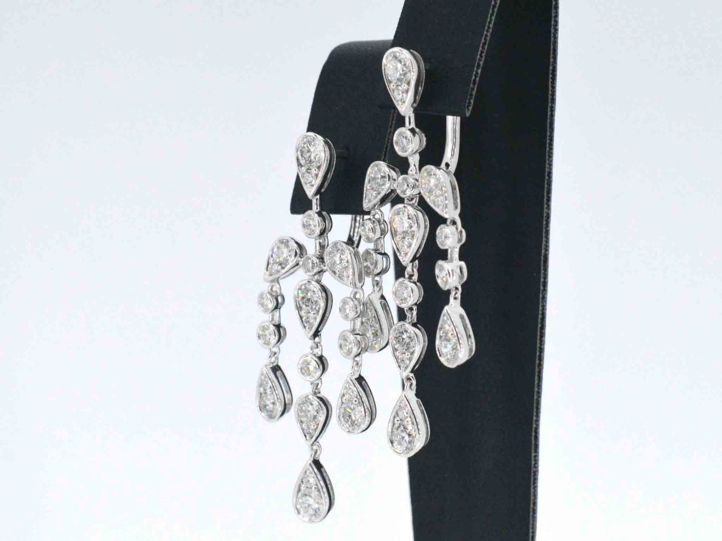 Witgouden oorbellen in bijzonder design met diamanten 2282-4