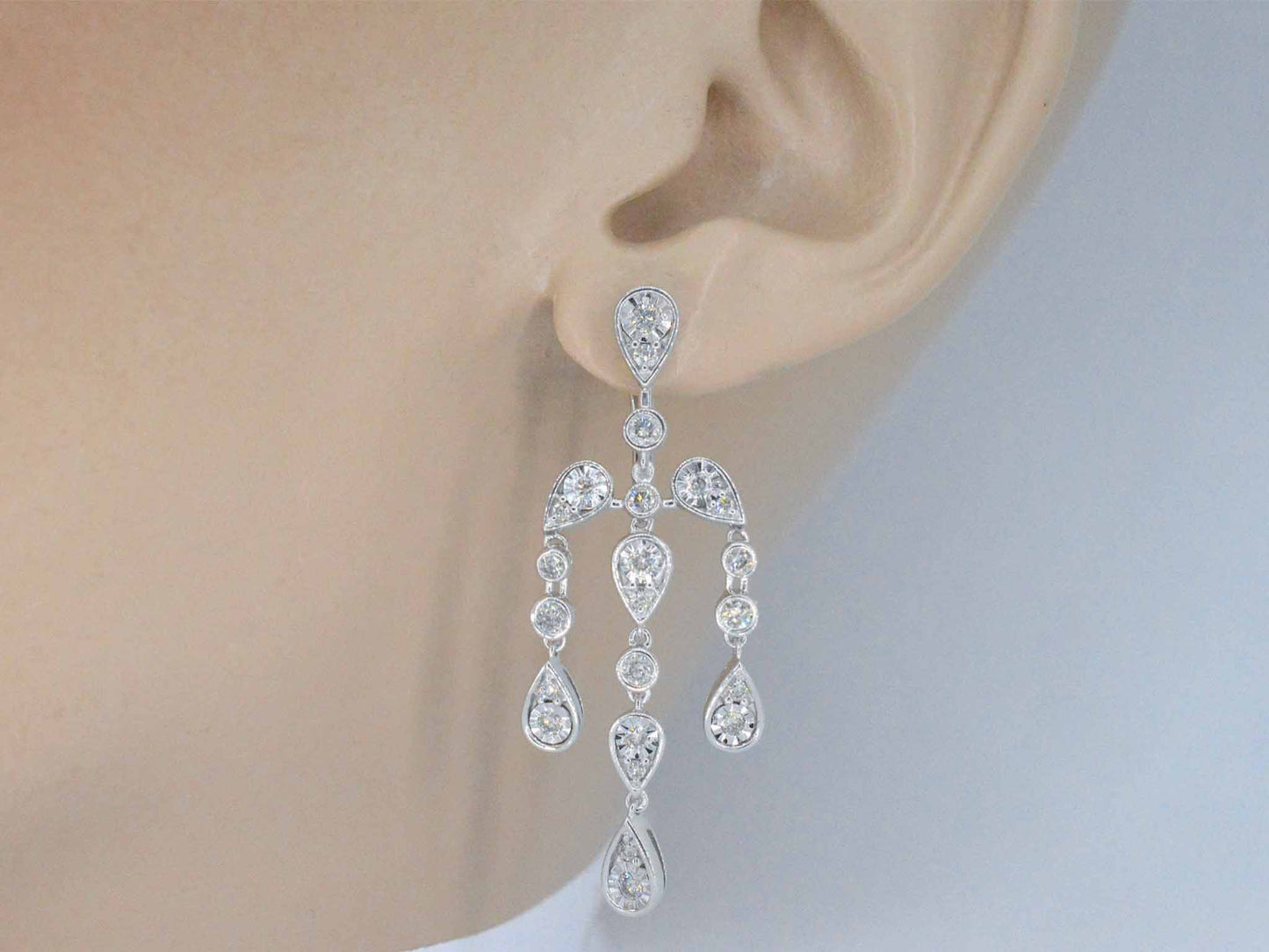 Witgouden oorbellen in bijzonder design met diamanten