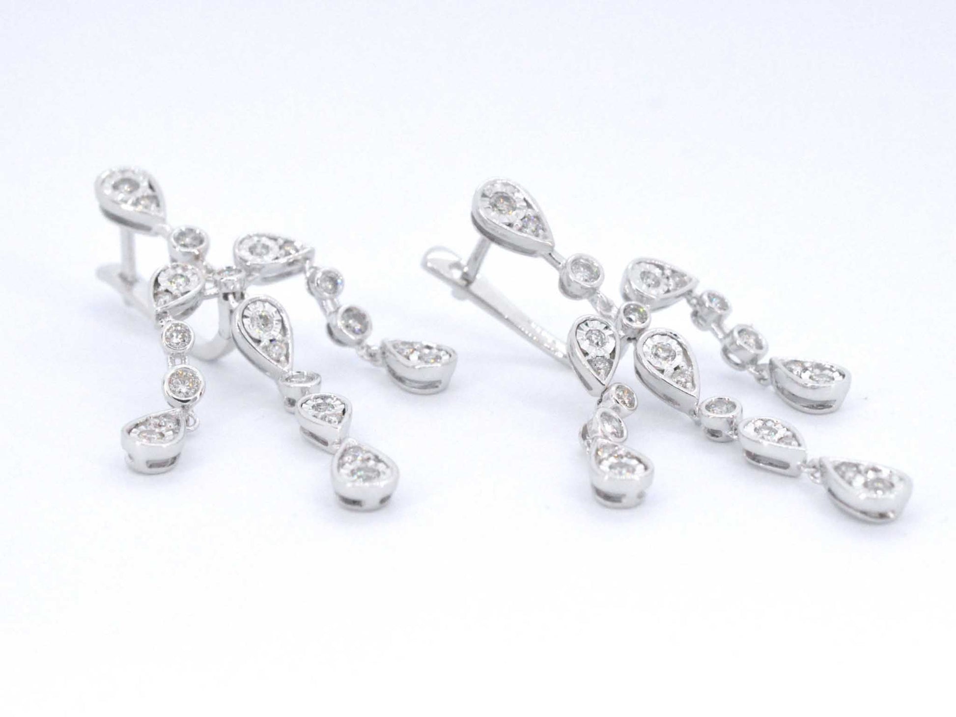 Witgouden oorbellen in bijzonder design met diamanten 2283-3