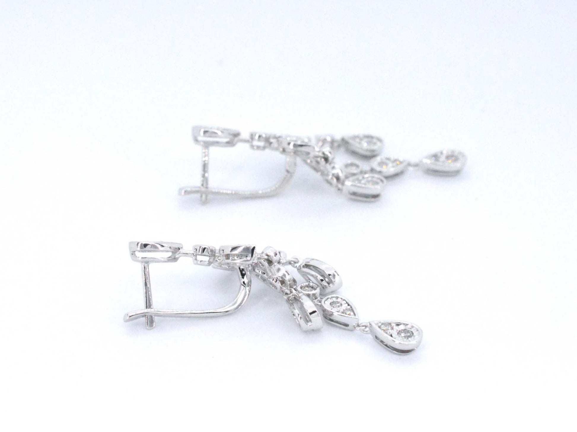 Witgouden oorbellen in bijzonder design met diamanten 2283-4