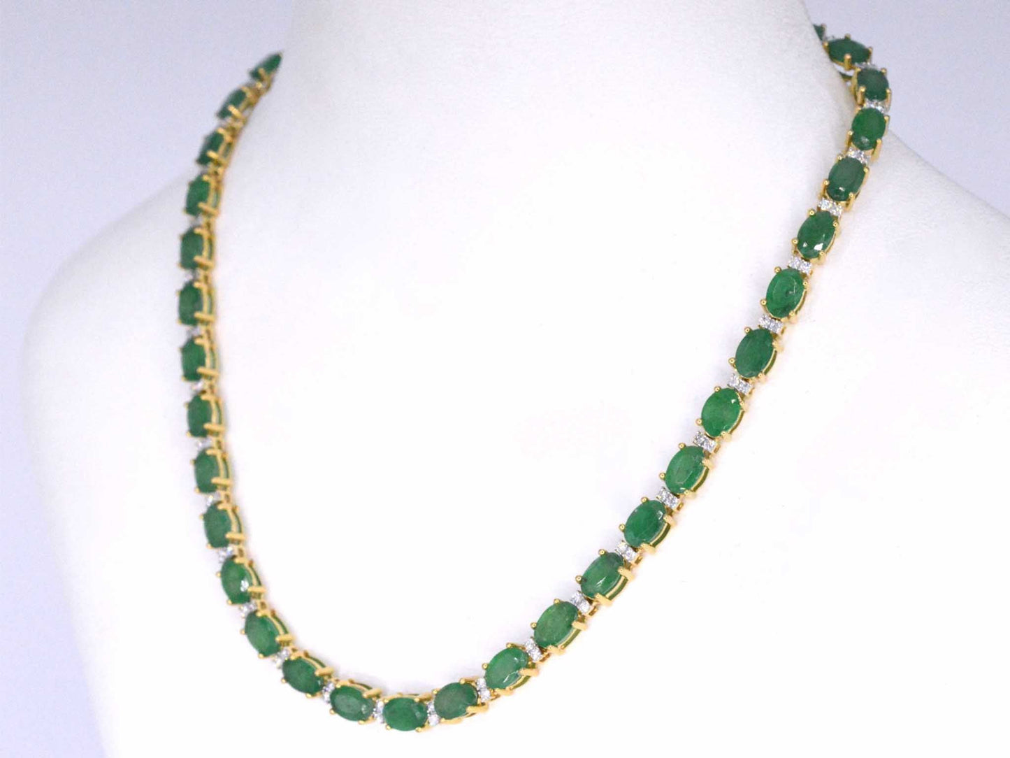 Geelgouden collier met diamanten en smaragd