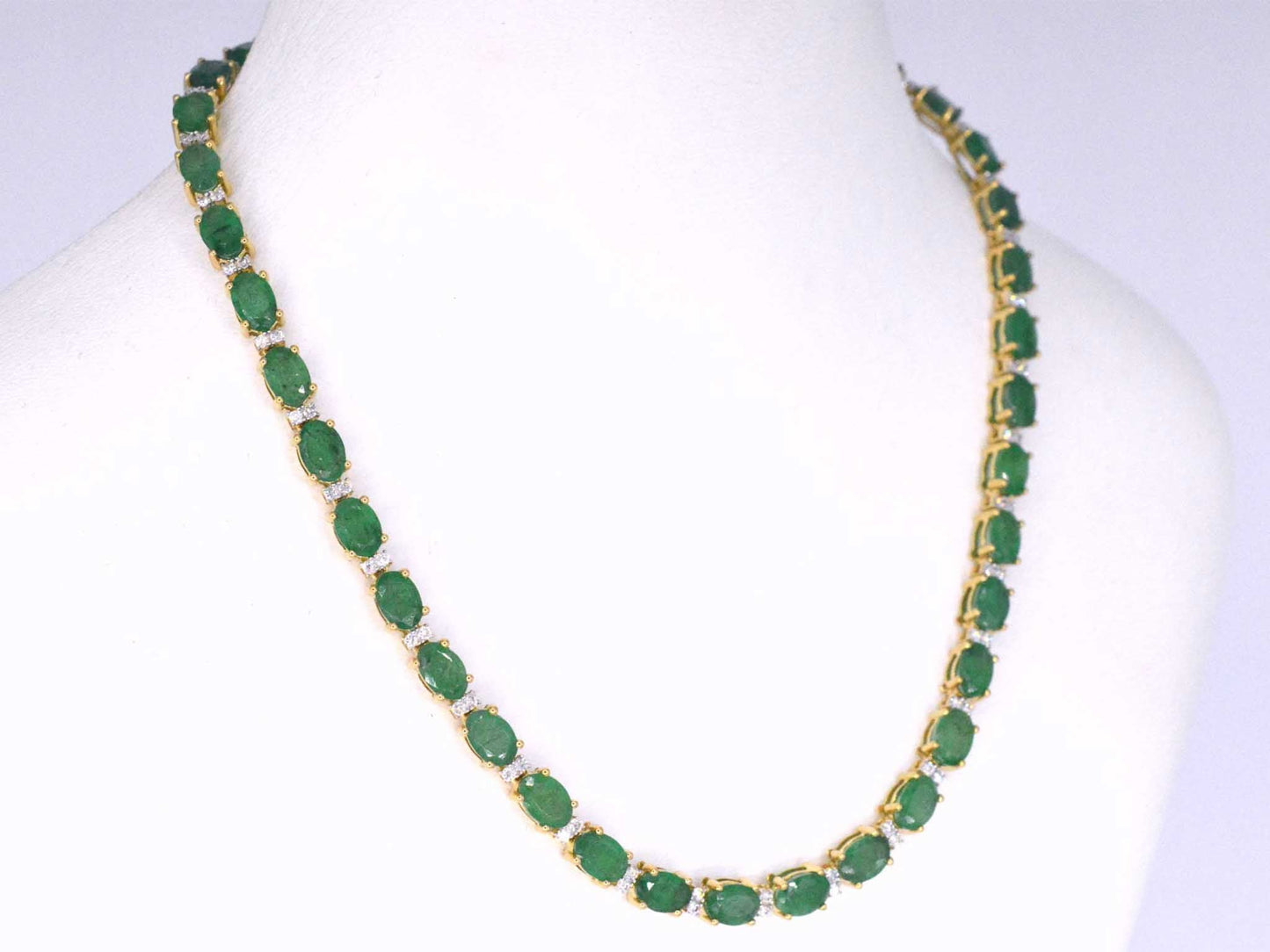 Geelgouden collier met diamanten en smaragd