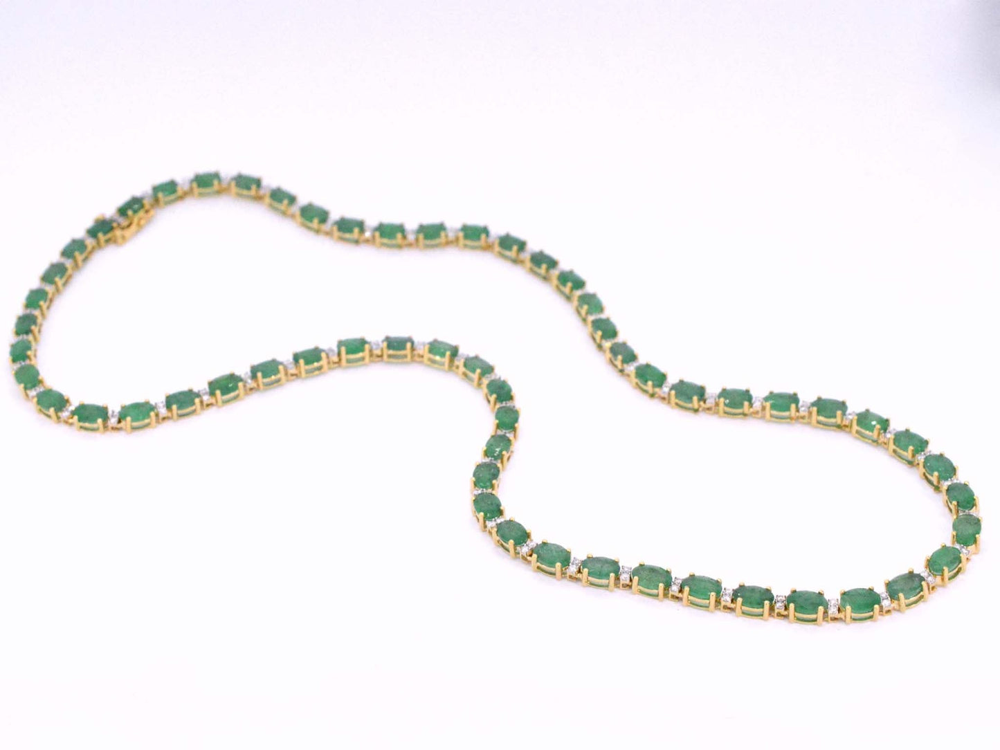 Geelgouden collier met diamanten en smaragd