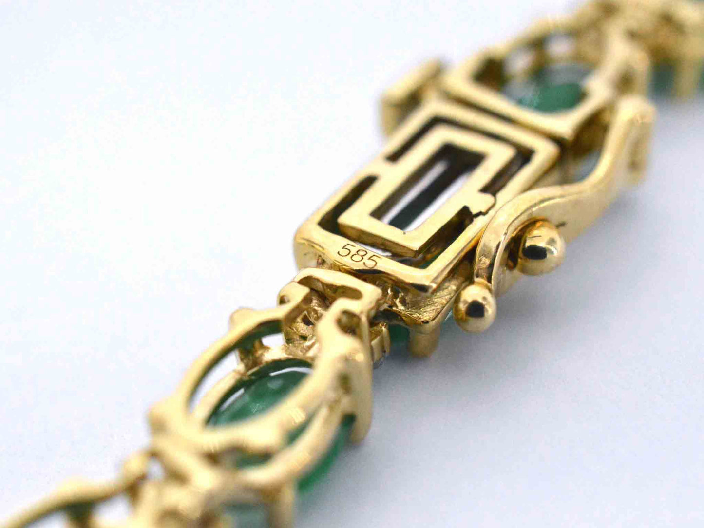 Geelgouden collier met diamanten en smaragd