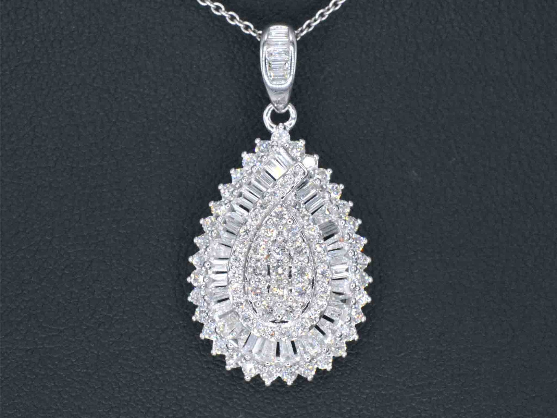 Exclusieve witgouden druppelvormige hanger met diamanten