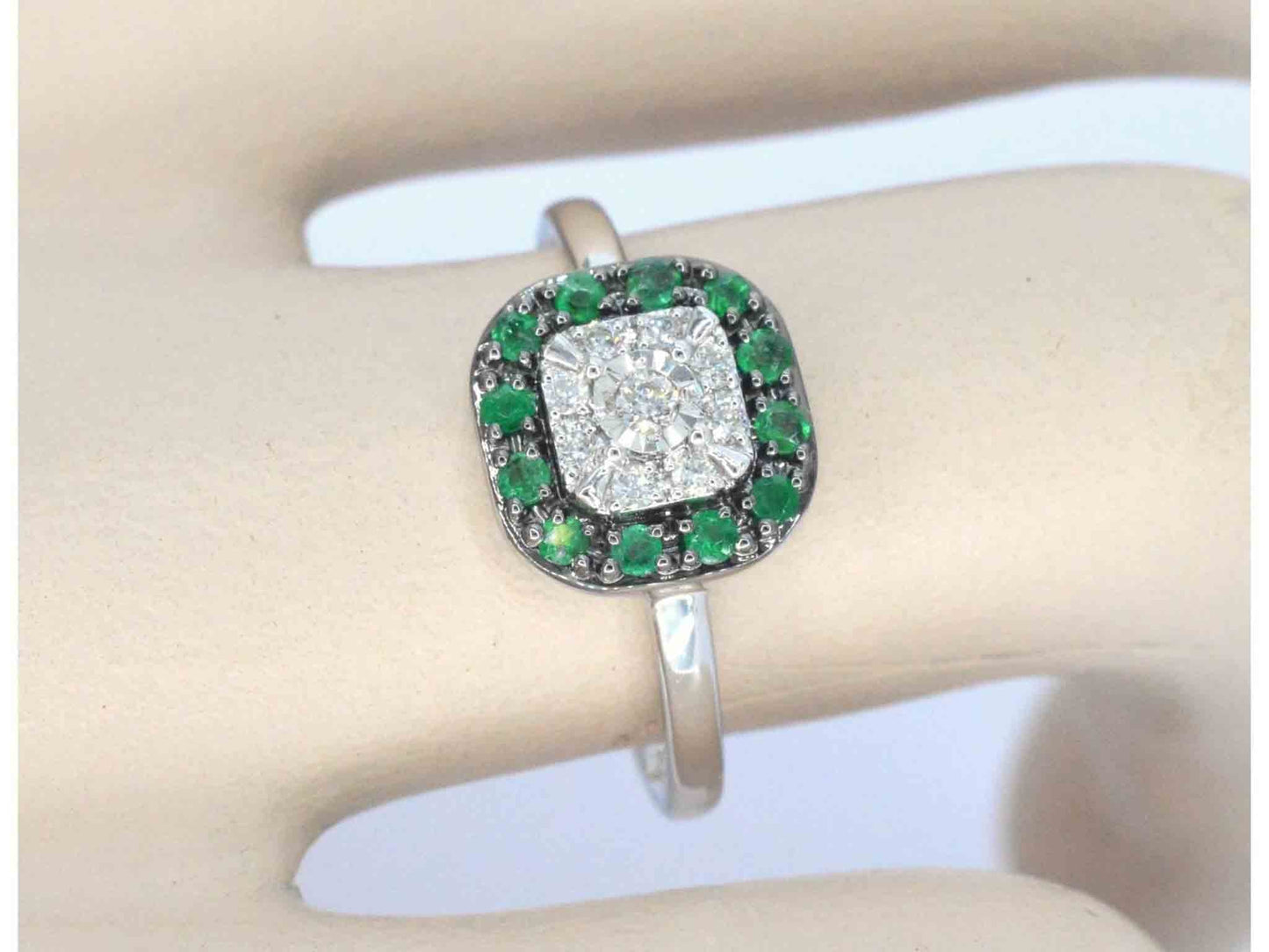 Witgouden ring met diamanten en smaragd