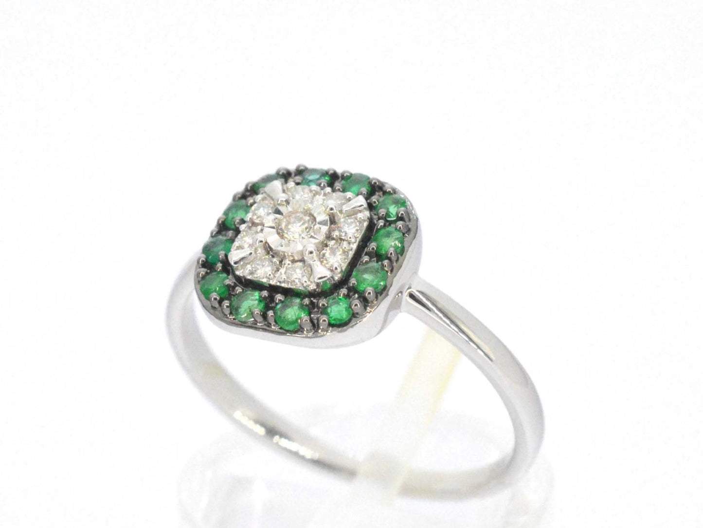 Witgouden ring met diamanten en smaragd
