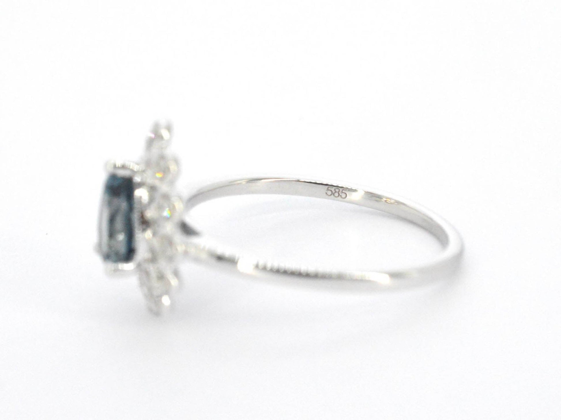 Witgouden ring met diamanten en topaas 2316-7