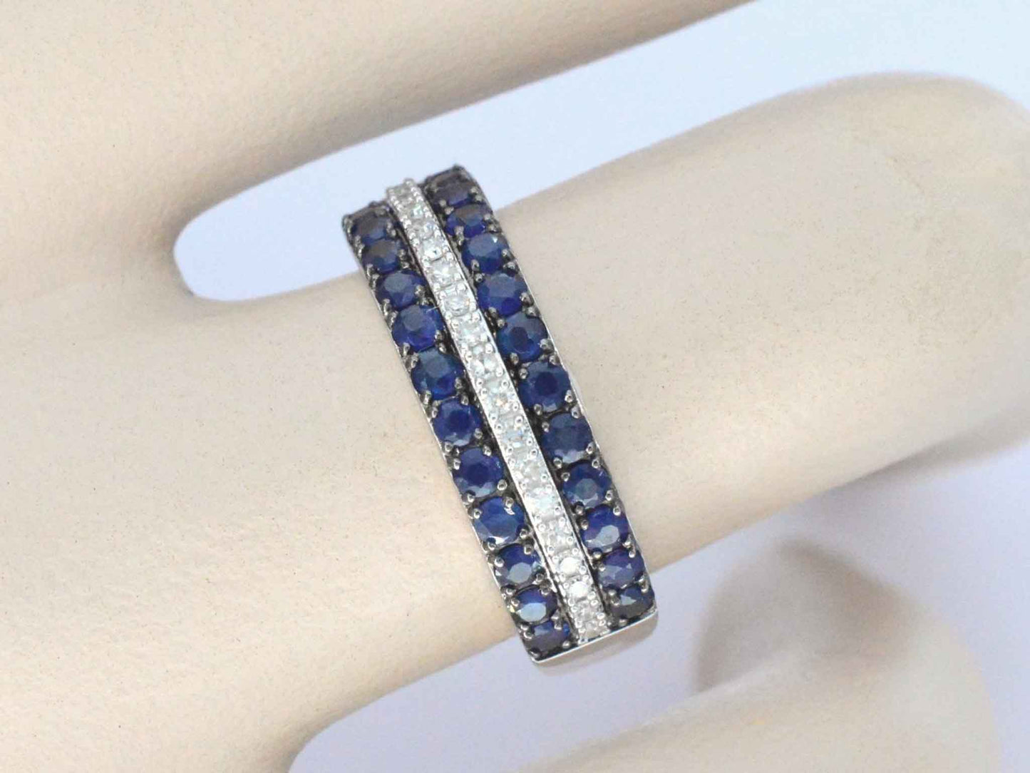 Witgouden ring met diamanten en saffieren