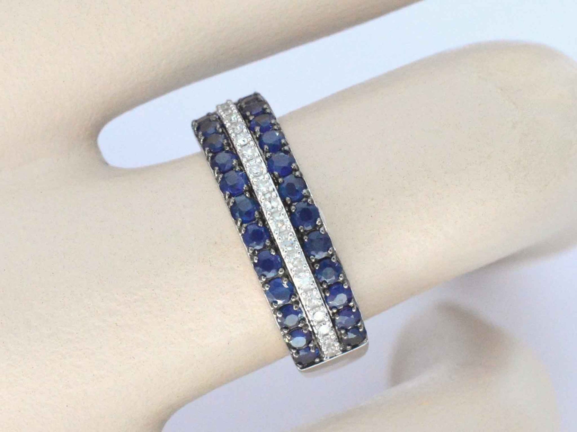 Witgouden ring met diamanten en saffieren