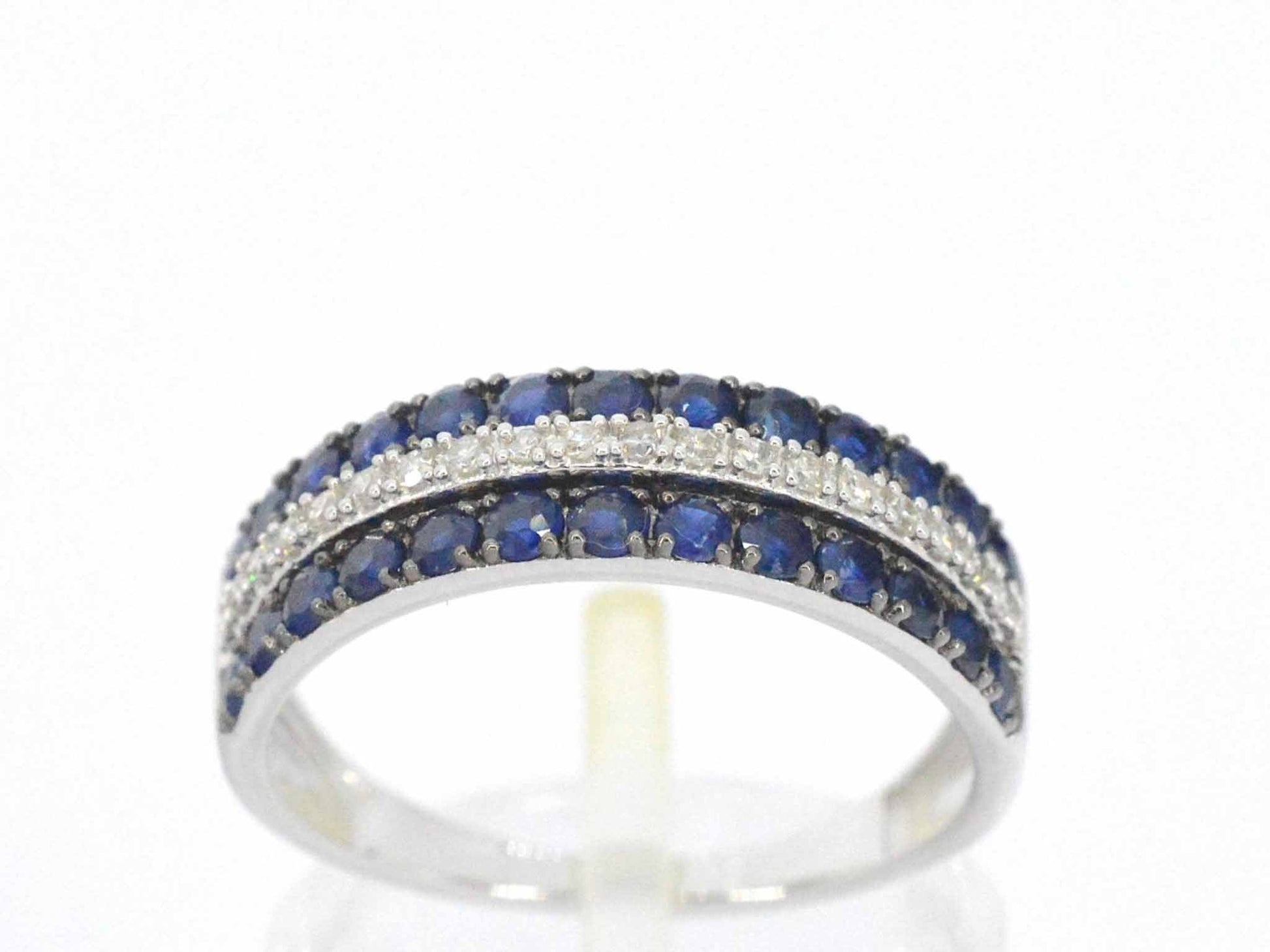 Witgouden ring met diamanten en saffieren