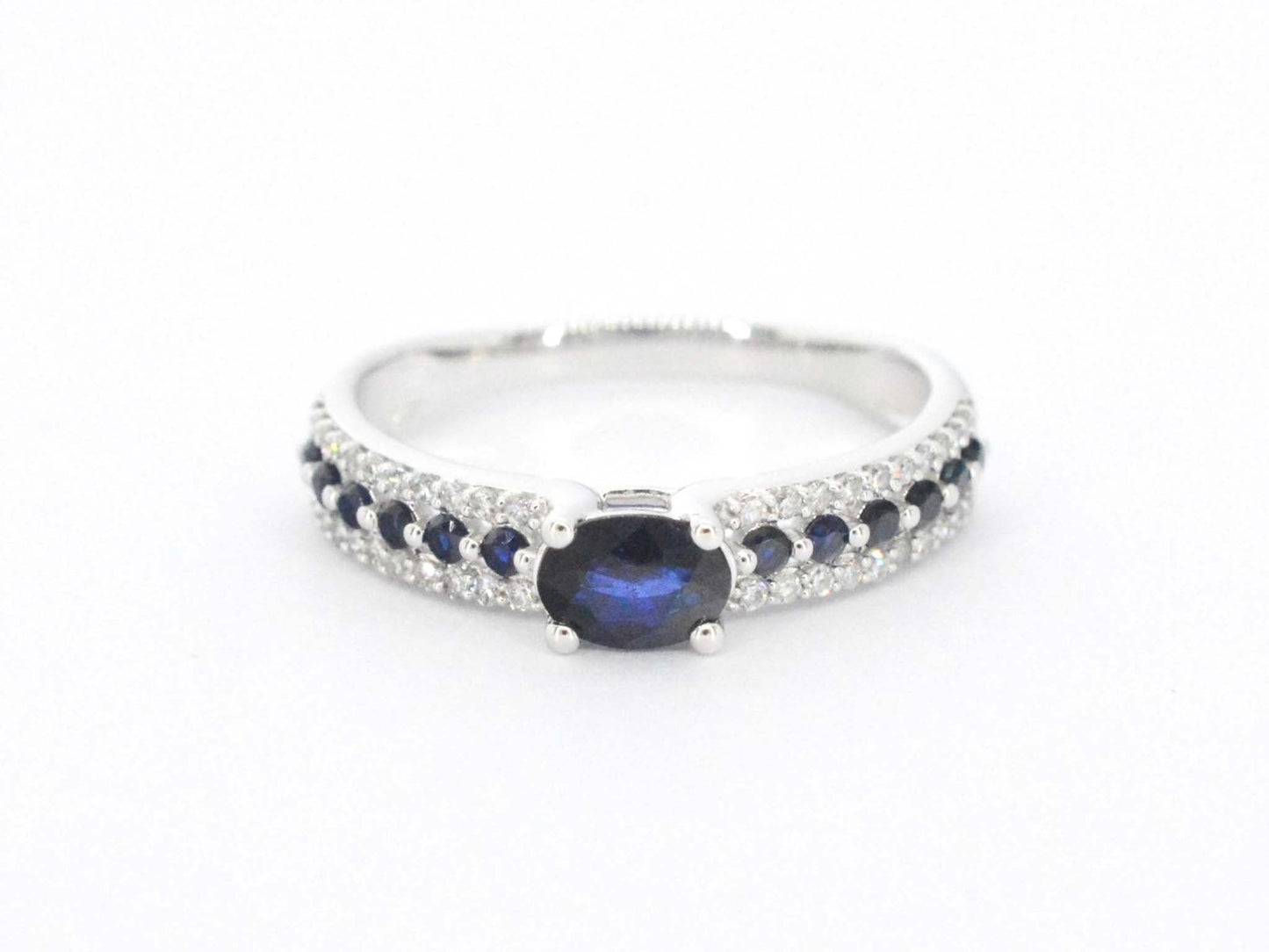 Witgouden ring met diamanten en saffieren