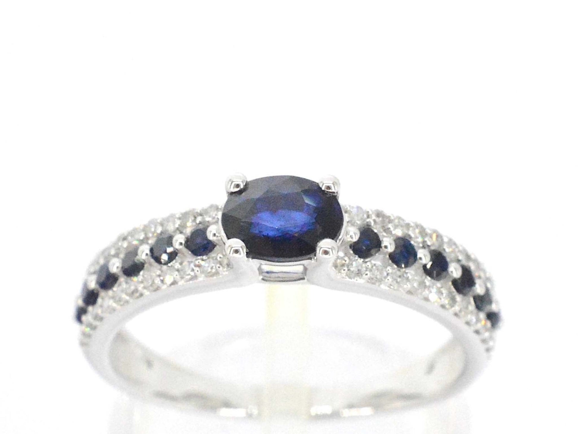 Witgouden ring met diamanten en saffieren