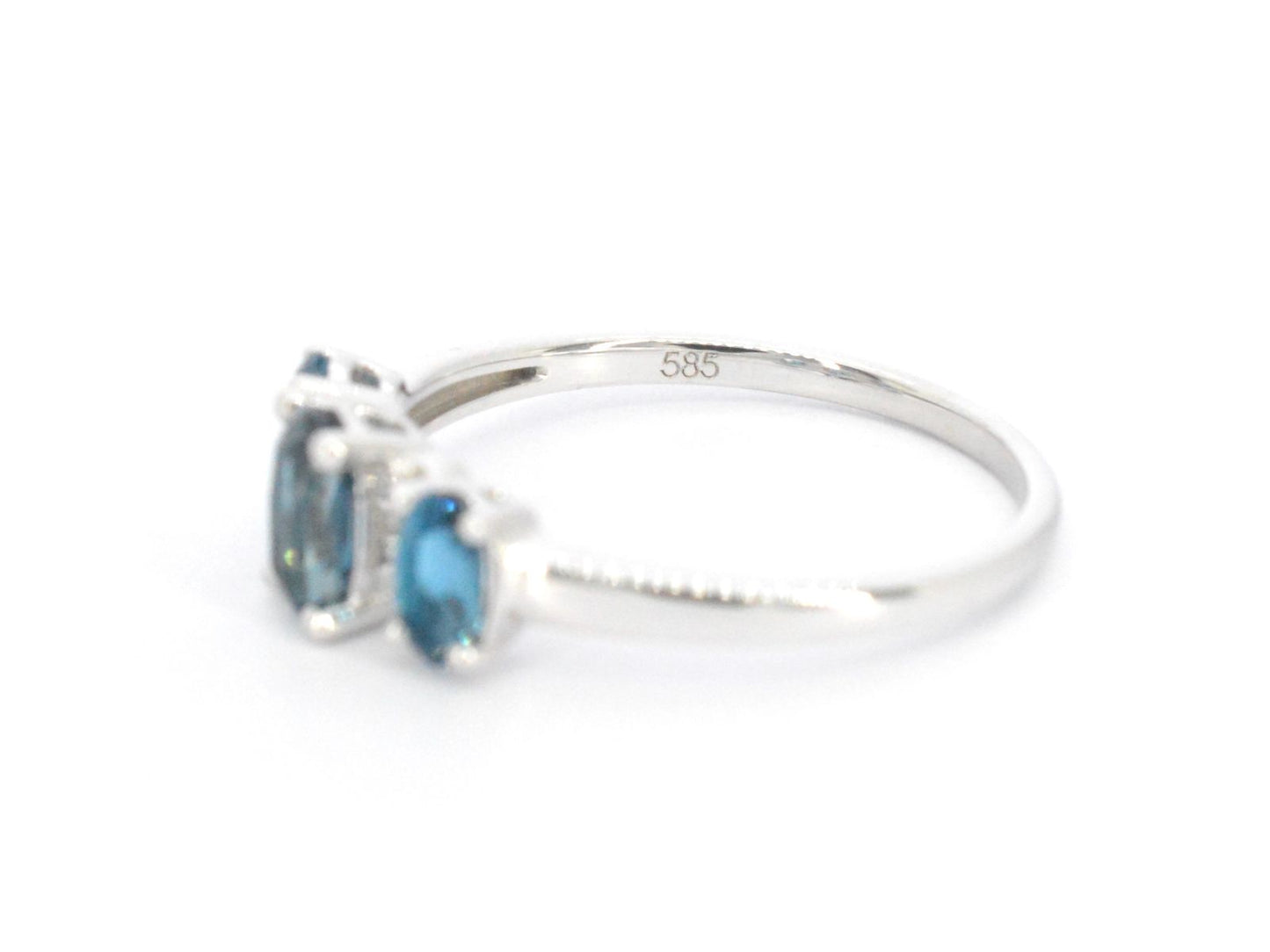 Witgouden ring met diamanten en topaas