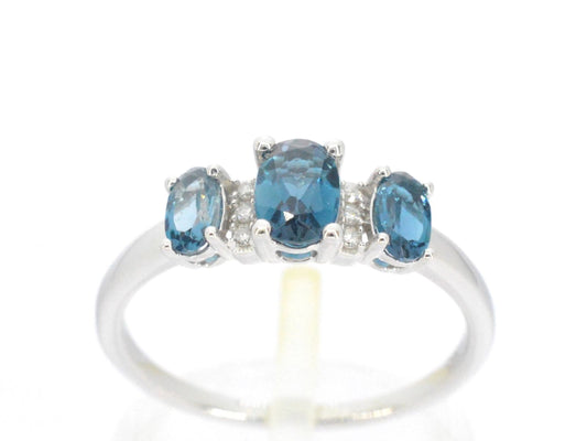 Witgouden ring met diamanten en topaas