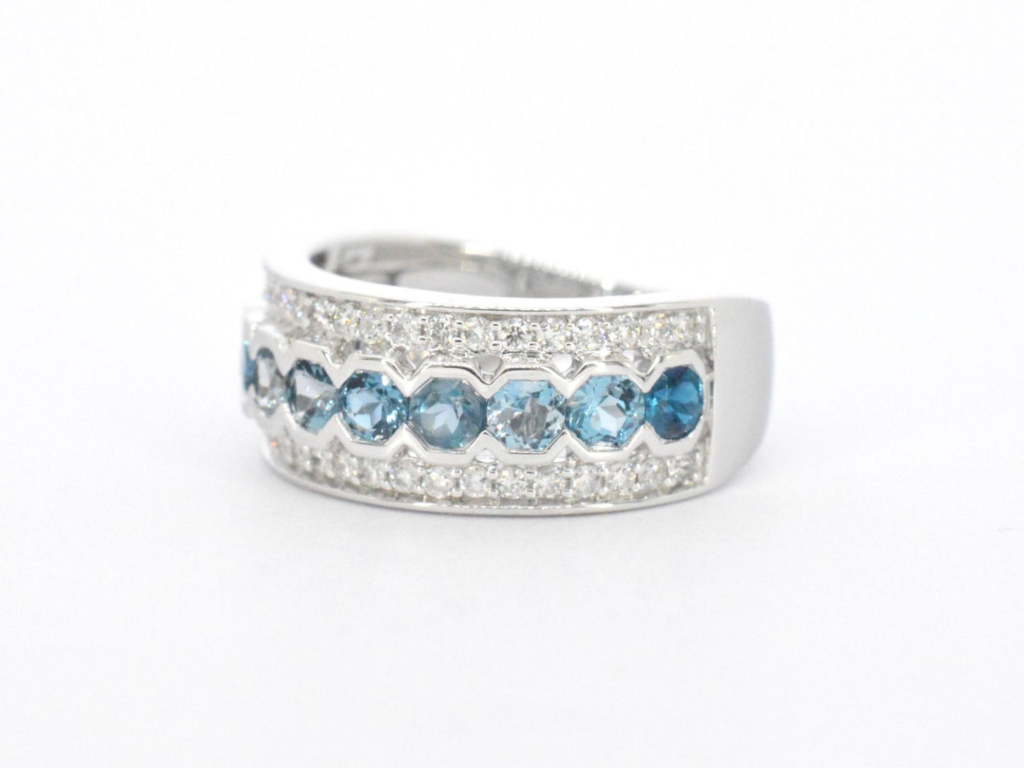Witgouden pave ring met diamanten en topaas