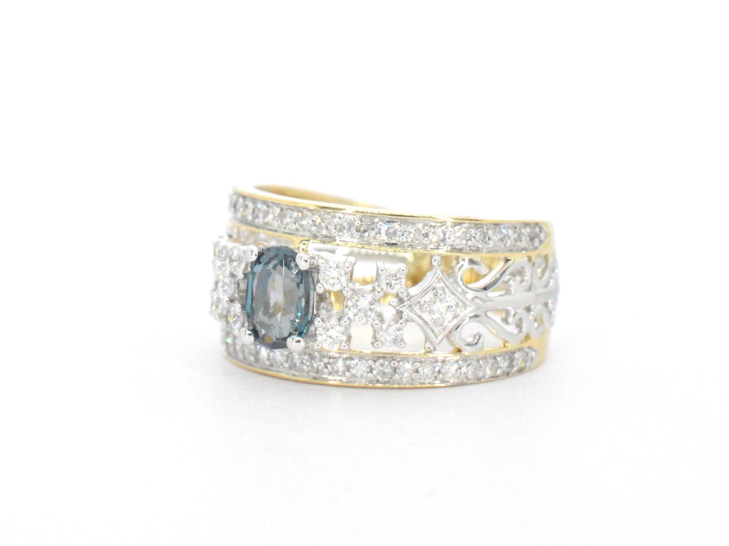 Gouden exclusieve ring vol met diamanten en een edelsteen
