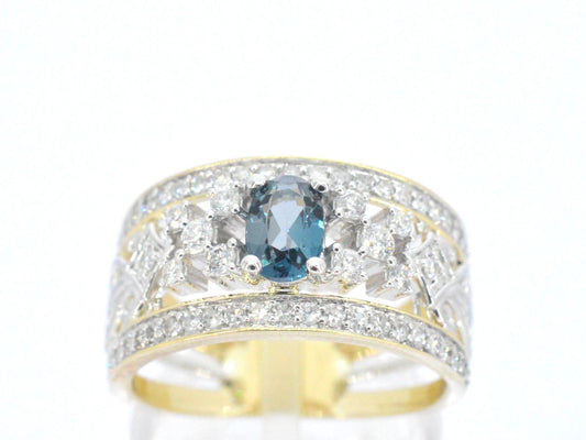 Gouden exclusieve ring vol met diamanten en een edelsteen