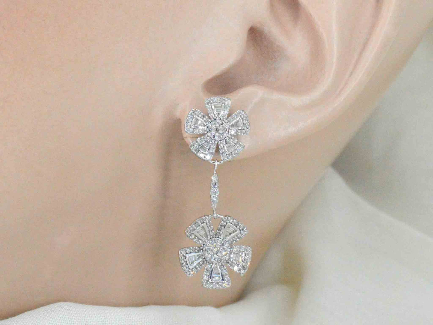 Witgouden oorbellen met 1.50 carat diamanten