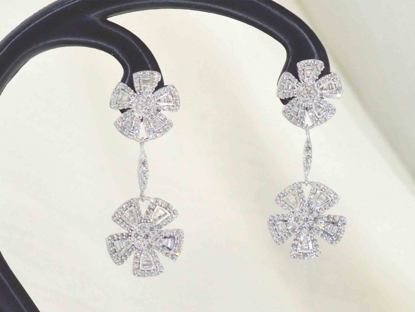 Witgouden oorbellen met 1.50 carat diamanten 2341-1