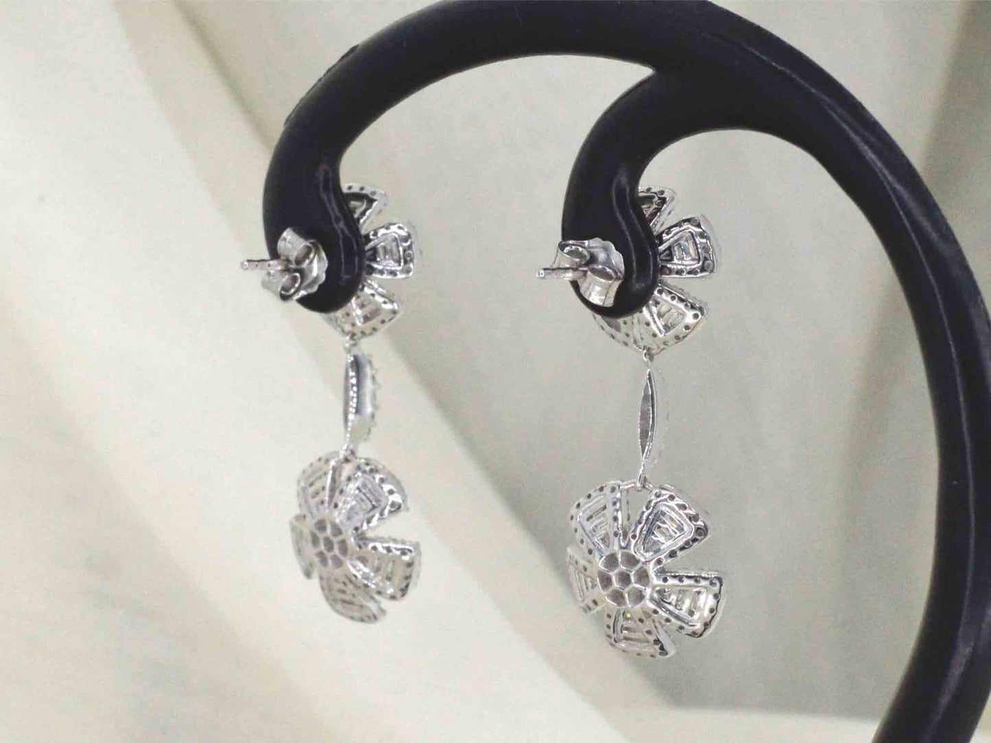 Witgouden oorbellen met 1.50 carat diamanten 2341-2