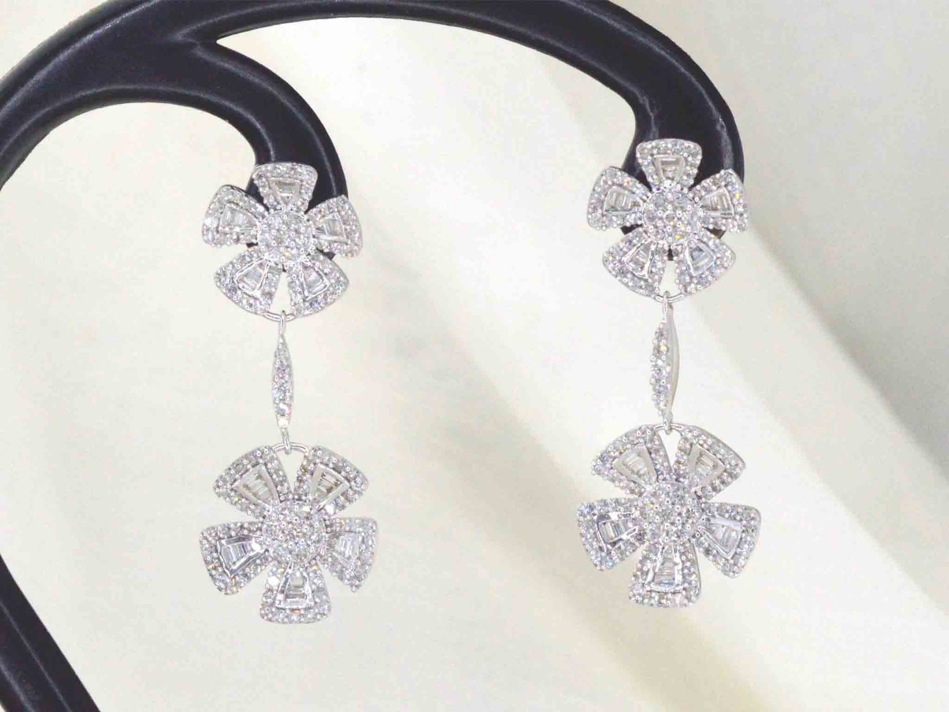 Witgouden oorbellen met 1.50 carat diamanten 2341-4