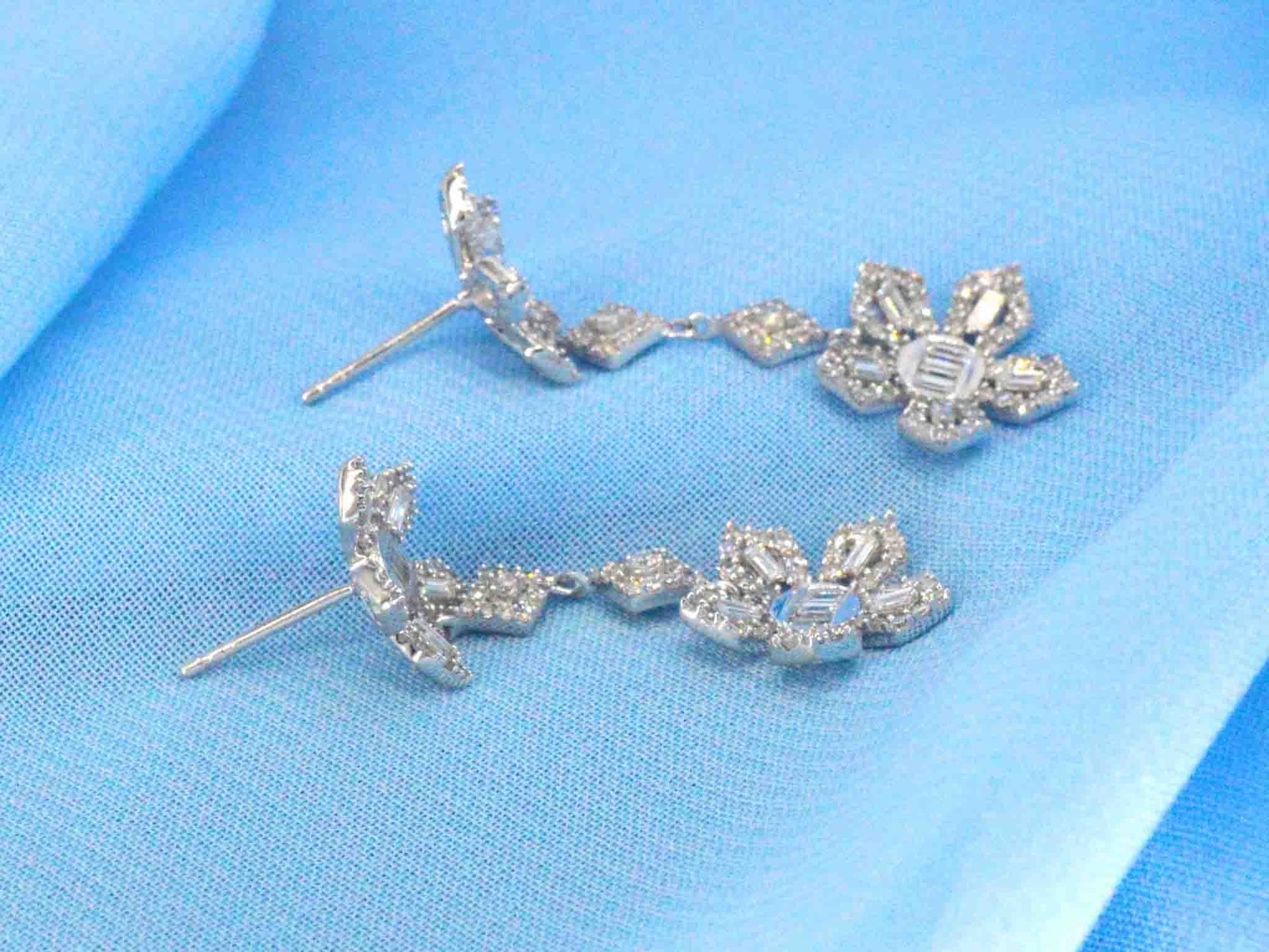 Witgouden oorbellen met 1.50 carat diamanten 2342-5