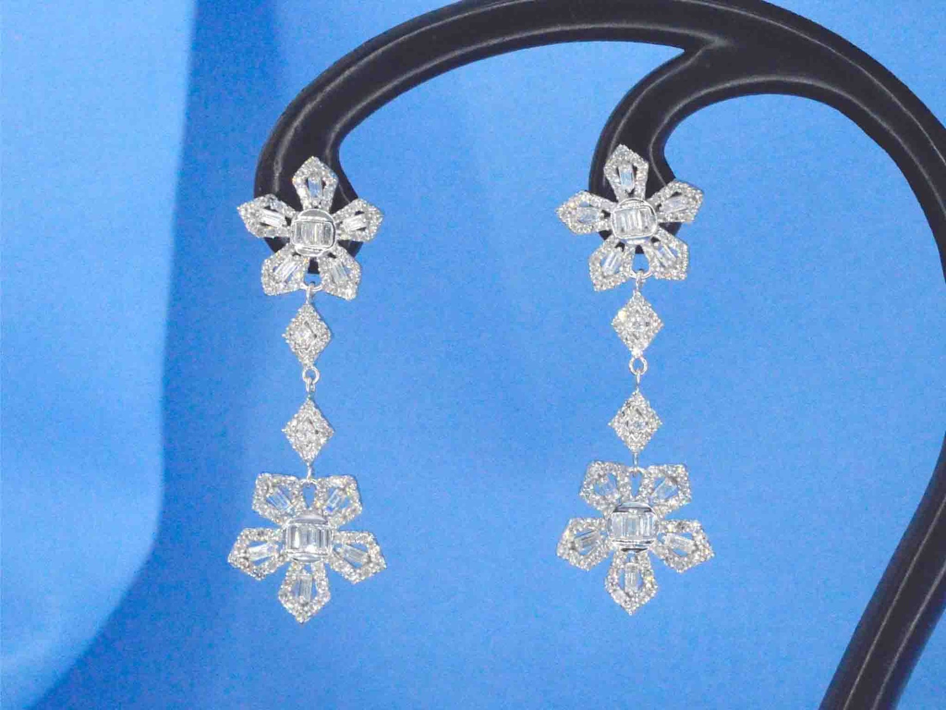 Witgouden oorbellen met 1.50 carat diamanten 2342-6