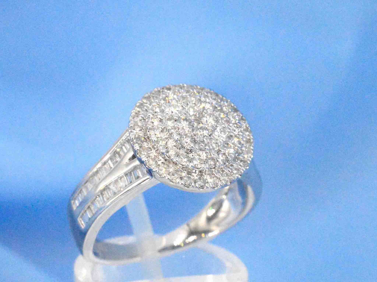Witgouden entourage ring met 1.00 carat diamanten