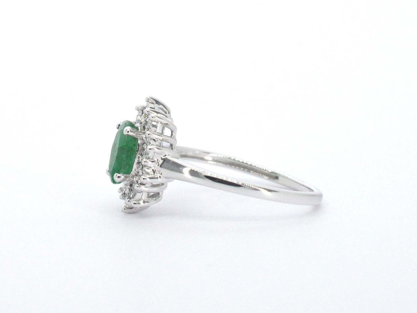 Witgouden entourage ring met smaragd en diamanten
