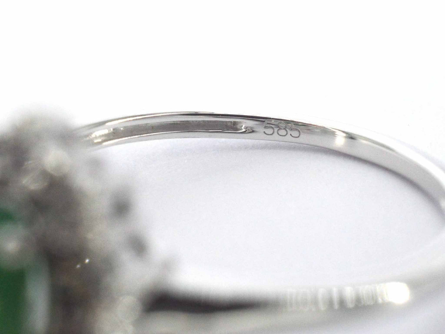 Witgouden entourage ring met smaragd en diamanten