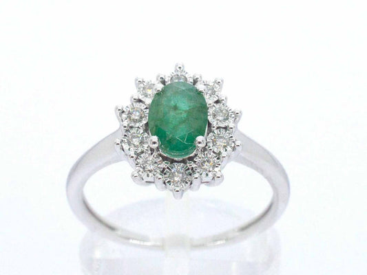 Witgouden entourage ring met smaragd en diamanten