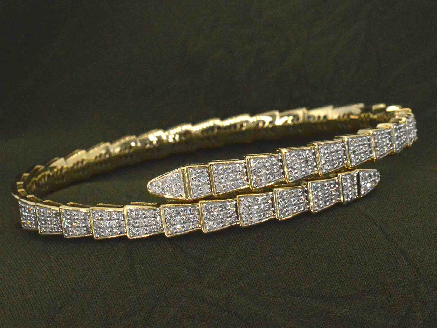 Geelgouden armband van slangen model met natuurlijke diamanten