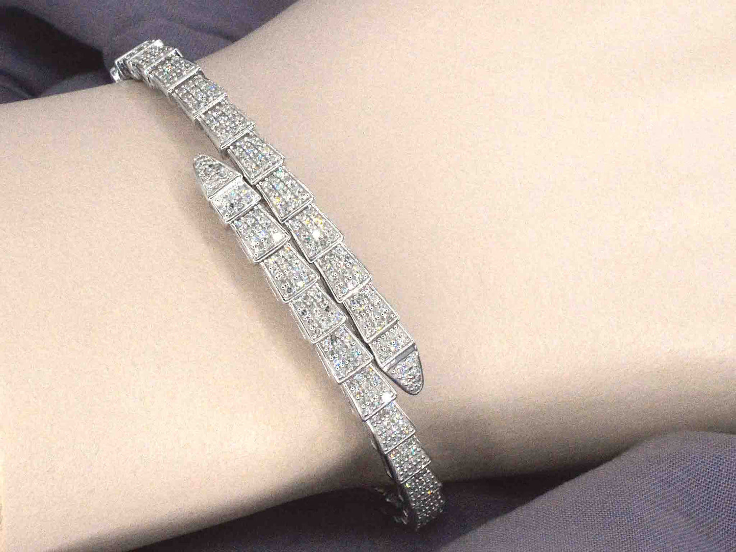 Witgouden armband van slangen model met natuurlijke diamanten