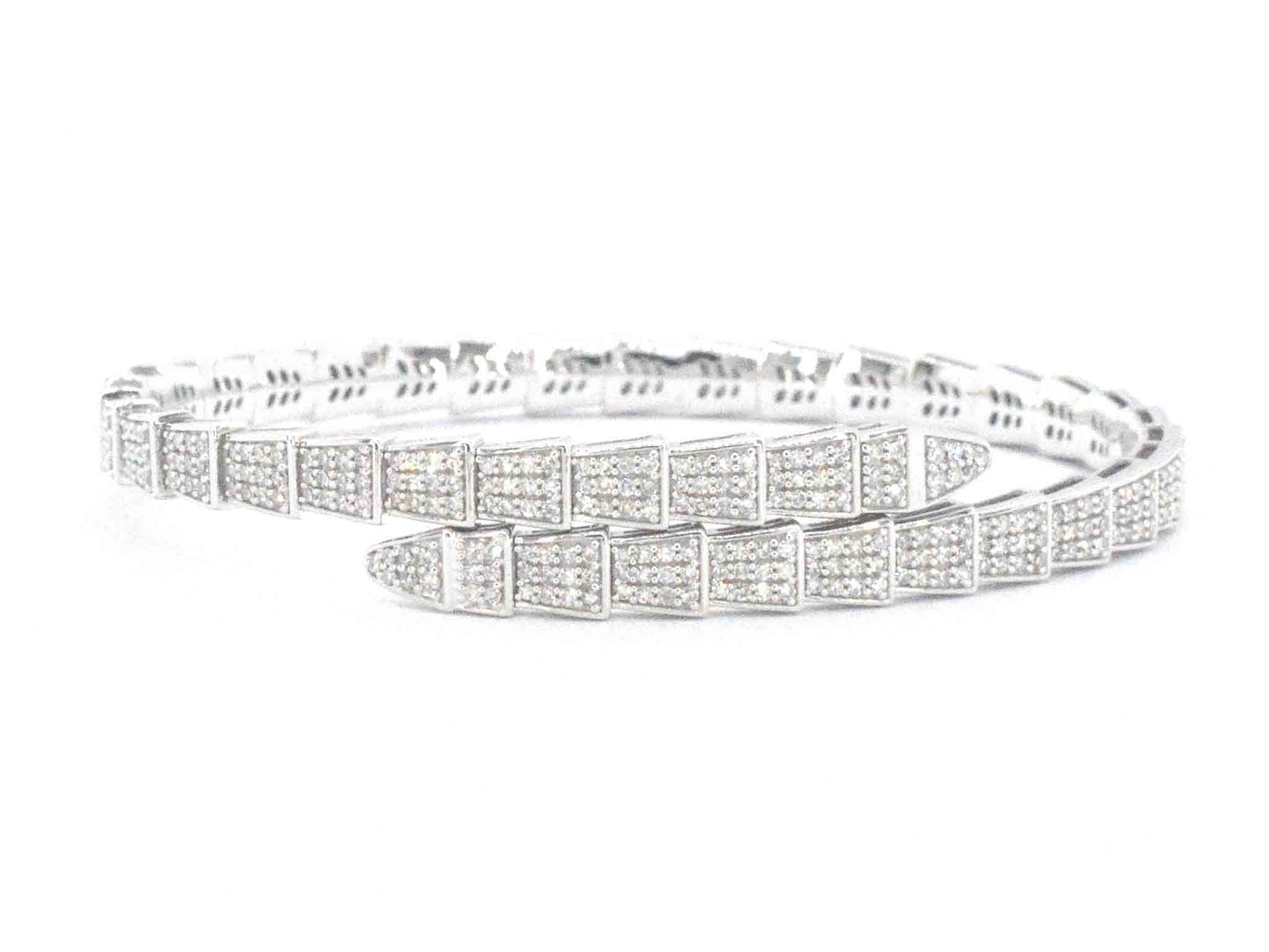Witgouden armband van slangen model met natuurlijke diamanten