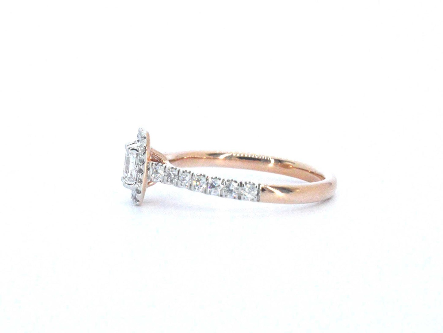 Rosegouden ring met natuurlijke baguette en briljant geslepen diamanten