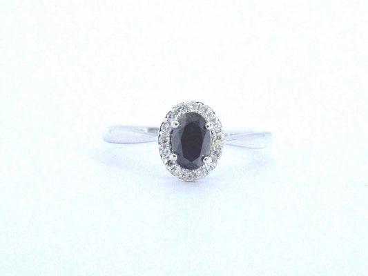 Witgouden ring met een grote zwarte diamant en natuurlijke witte diamanten