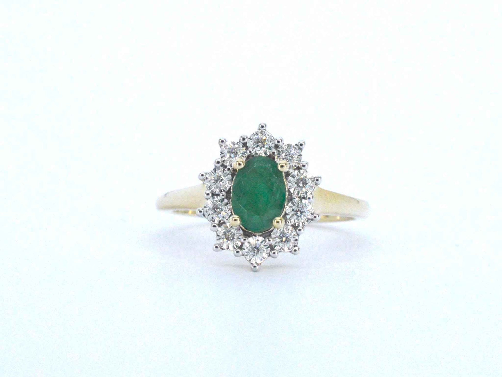 Gouden ring met een groene ovale smaragd en natuurlijke diamanten