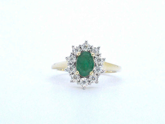 Gouden ring met een groene ovale smaragd en natuurlijke diamanten